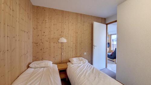 サン・ジャン・ドルプにあるGrand Cerf 78のベッド2台 木製の壁の部屋