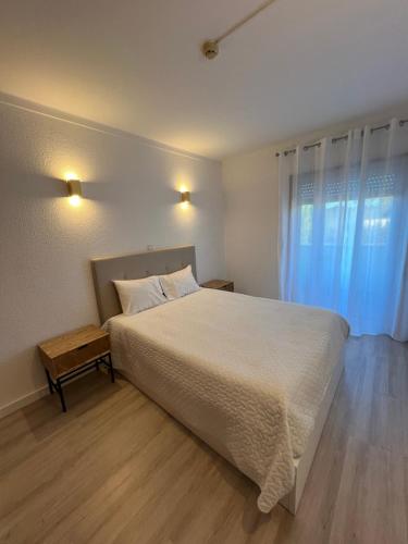 Ένα ή περισσότερα κρεβάτια σε δωμάτιο στο Curia Clube