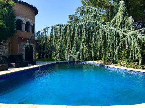 uma piscina no meio de um quintal em Les Vergers em La Gaude