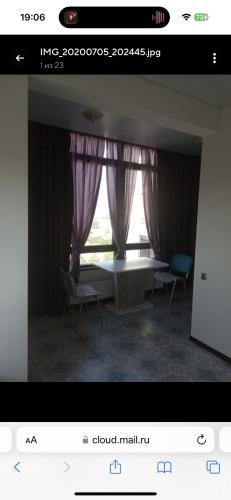 提比里斯的住宿－VIP apart 417，一张房间的照片,房间设有窗户和两把椅子