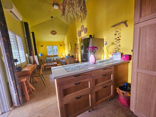 una cocina con una encimera con un jarrón de flores. en Be Inspired at Villa Artistas!, en Arroyo Grande