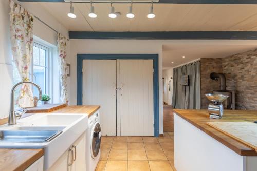 een keuken met een wastafel en een vaatwasser bij Juwel am Deich in Emmelsbüll-Horsbüll