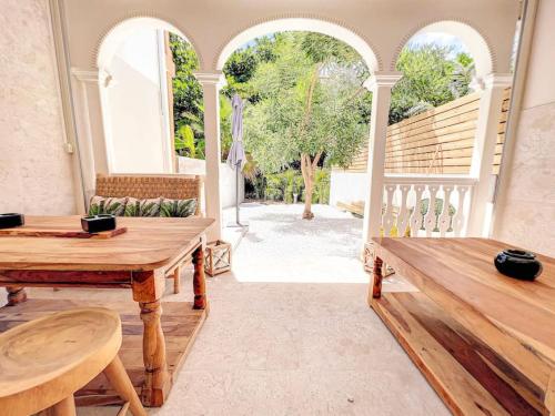 un portico con tavolo e panche in legno di Villa Oh La La, 250m from the beach, 2 bedrooms a Orient Bay