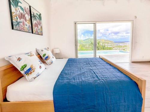 Una cama o camas en una habitación de Villa Azur, panoramic view of Orient Bay