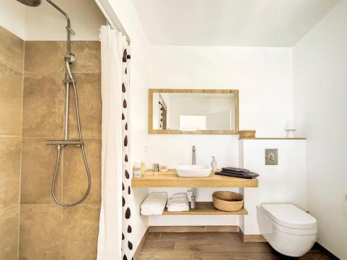 Un baño de Villa Azur, panoramic view of Orient Bay