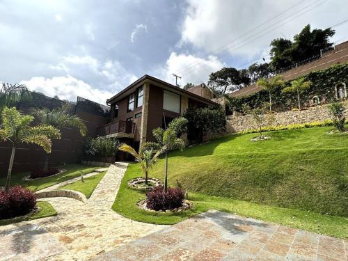 a house with a green yard with a house at Lujosa Casa Campestre 5 estrellas a 18 min de Cali in Cali
