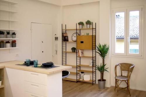 Una cocina con encimera, mesa y sillas. en Cozy apartment in Pratello, en Bolonia