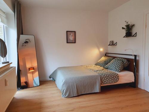 ein Schlafzimmer mit einem Bett in der Ecke eines Zimmers in der Unterkunft Long Stay Appartement Kiel in Kiel