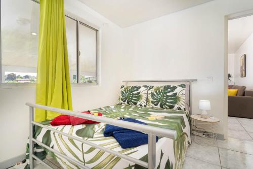 ein Schlafzimmer mit einem Etagenbett in einem Zimmer in der Unterkunft Nunaatini Lodge in Faaa