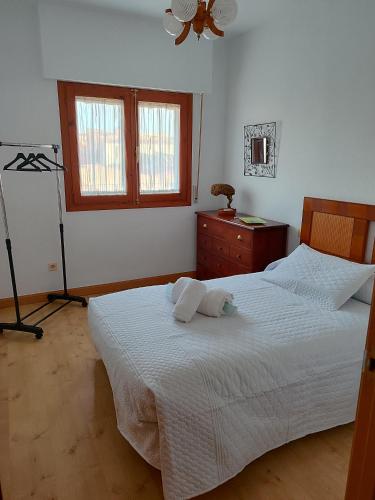 Piso Igualdad في تورو: غرفة نوم بسرير وخزانة ونافذة