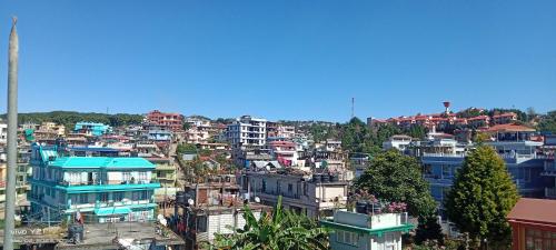 uitzicht op een stad met vele gebouwen bij Arcadian Home Stay in Shillong