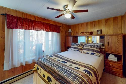 1 dormitorio con 1 cama y ventilador de techo en Life's A Bear en McHenry