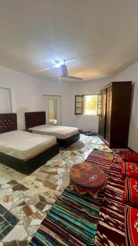 una camera con 2 letti e un tappeto di Anita view hotel a Il Cairo