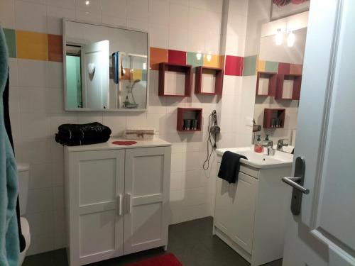 y baño con lavabo y espejo. en Coeur d'Elsass "RAPP"appartement avec parking en Colmar