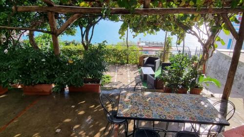 Κήπος έξω από το Il Rifugio Di Ela con 2 appartamenti