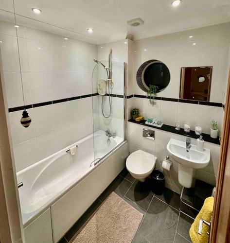 a bathroom with a tub and a toilet and a sink at Teta's House! in Oxford