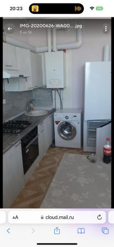 uma cozinha com um fogão e uma máquina de lavar roupa em VIP apart 220 em Tbilisi