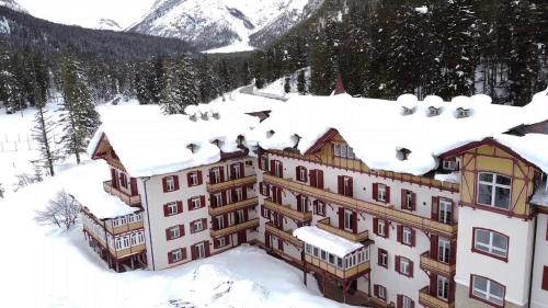 una vista aérea de un hotel en la nieve en Appartamento Dolomiti 138 Villaggio Turistico, en Carbonin