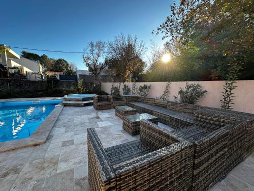 une cour avec une piscine et une clôture dans l'établissement Bastide avec Piscine et Spa, vue Ste Victoire, au Tholonet