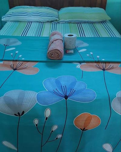 un dormitorio con una cama con un estampado de flores. en Palapa Abraham, 