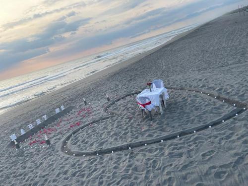 un corazón en la arena en la playa en Palapa Abraham, 