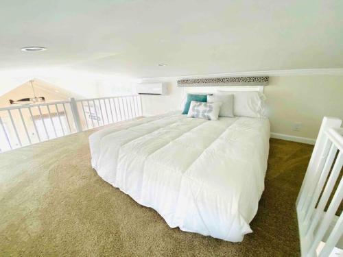 1 dormitorio con 1 cama blanca grande con almohadas en Vacation Cottages in North Myrtle Beach 66, en Myrtle Beach