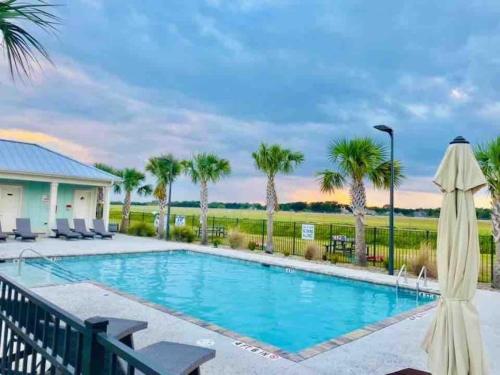 マートルビーチにあるVacation Cottages in North Myrtle Beach 66のヤシの木が茂るリゾートのプール