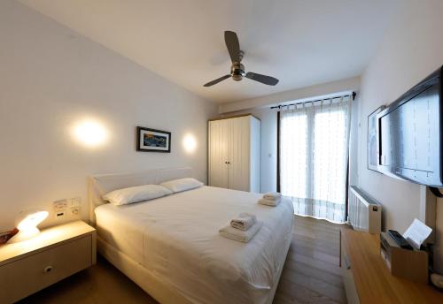 カト・ガッゼアにあるBeautiful Pelion Sea Houseのベッドルーム(白いベッド1台、薄型テレビ付)