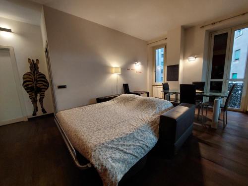 1 dormitorio con 1 cama, mesa y sillas en Your Happy Home en Roma