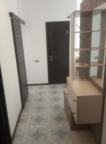 um quarto com um corredor com um armário e uma porta em VIP apart 421 em Tbilisi