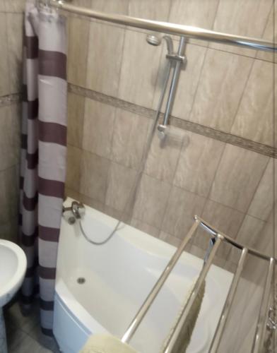uma casa de banho com um chuveiro, um WC e uma banheira em VIP apart 421 em Tbilisi