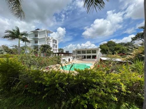 Paz de Ariporo的住宿－HOTEL EXBINT RESORT，一座带游泳池和大楼的度假村