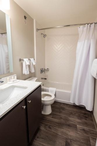 Bilik mandi di TownePlace Suites Columbus Airport Gahanna