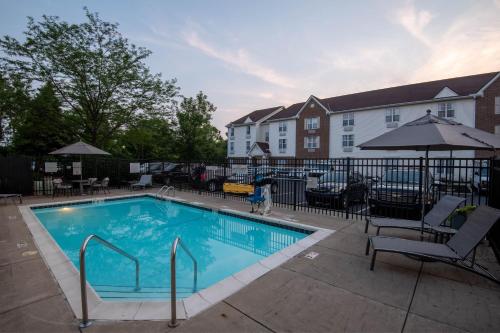 a swimming pool in front of a building at TownePlace Suites Columbus Airport Gahanna in Gahanna