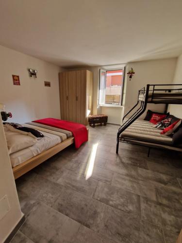 een slaapkamer met 2 bedden en een raam bij Er paranco in Sarzana