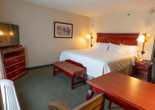 una camera d'albergo con letto e tavolo di Hampton Inn by Hilton Guadalajara-Aeropuerto a Guadalajara