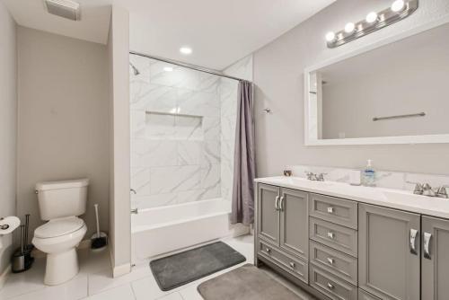 Ванна кімната в Convenient for long stays with 5BR Urban Retreat