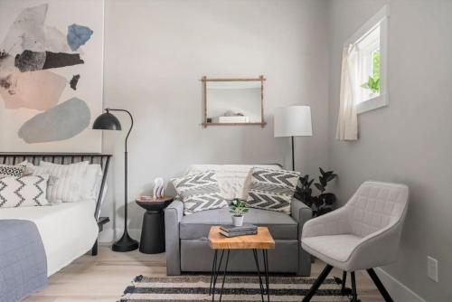 Un lugar para sentarse en H Studio Close to Downtown, Beaches and Wineries