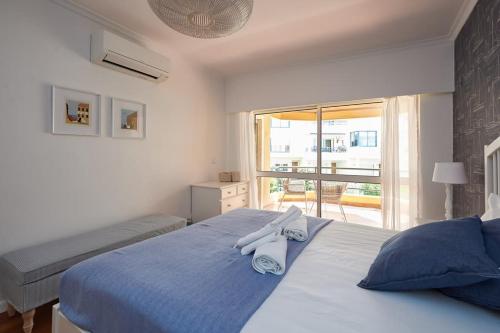 Lova arba lovos apgyvendinimo įstaigoje Oceanario 2 Bedroom Apartment - Sea View and Pool