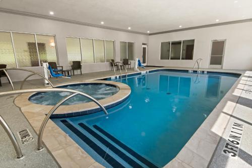a large swimming pool in a hotel room at Comfort Suites in Granbury