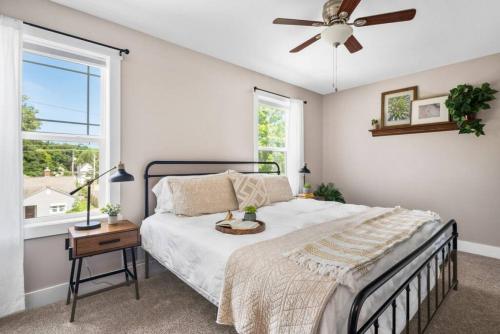 - une chambre avec un lit et un ventilateur de plafond dans l'établissement Walnut, 3BR Townhom Near Downtown, Beach and Wineries, à Traverse City