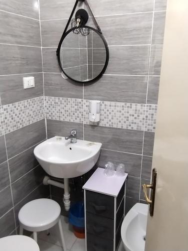 bagno con lavandino, specchio e 2 servizi igienici di Hotel della piazzetta a Varazze