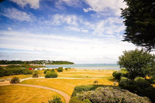 ベンブリッジにある9 Solent Landingの海を背景にした畑の眺め