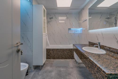 Koupelna v ubytování Amazing large -150 sq meters, sea side 2 bedroom flat
