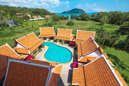 uma vista aérea de uma casa com piscina em Phuket Kana International Hotel普吉岛卡娜国际酒店 em Praia de Rawai