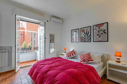 Milvio Bridge - cozy apartment in Rome في روما: غرفة نوم بسرير وبطانية حمراء