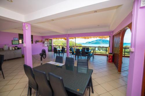 uma sala de jantar com mesa e cadeiras em Phuket Kana International Hotel普吉岛卡娜国际酒店 em Praia de Rawai