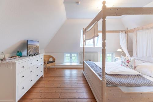 een slaapkamer met een stapelbed en een dressoir bij Juwel am Deich in Emmelsbüll-Horsbüll
