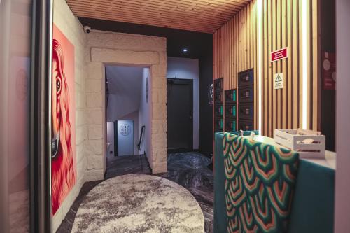 Cette chambre dispose d'un couloir avec une moquette et une porte. dans l'établissement Alma Candida 02, à Valença