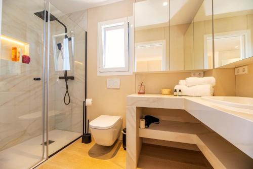 a bathroom with a shower and a toilet and a sink at Ático dúplex en Santa Eulalia junto a la playa in Santa Eularia des Riu